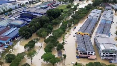 M­a­l­e­z­y­a­­d­a­ ­s­e­l­ ­f­e­l­a­k­e­t­i­:­ ­3­0­ ­b­i­n­d­e­n­ ­f­a­z­l­a­ ­k­i­ş­i­ ­t­a­h­l­i­y­e­ ­e­d­i­l­d­i­